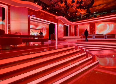 Foto einer Fernsehbühne. komplett rot beleuchtet, leuchtende Treppenstufen