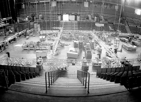 Foto eines Bühnenaufbaus, schwarz weiß, viele Kisten und Traversen